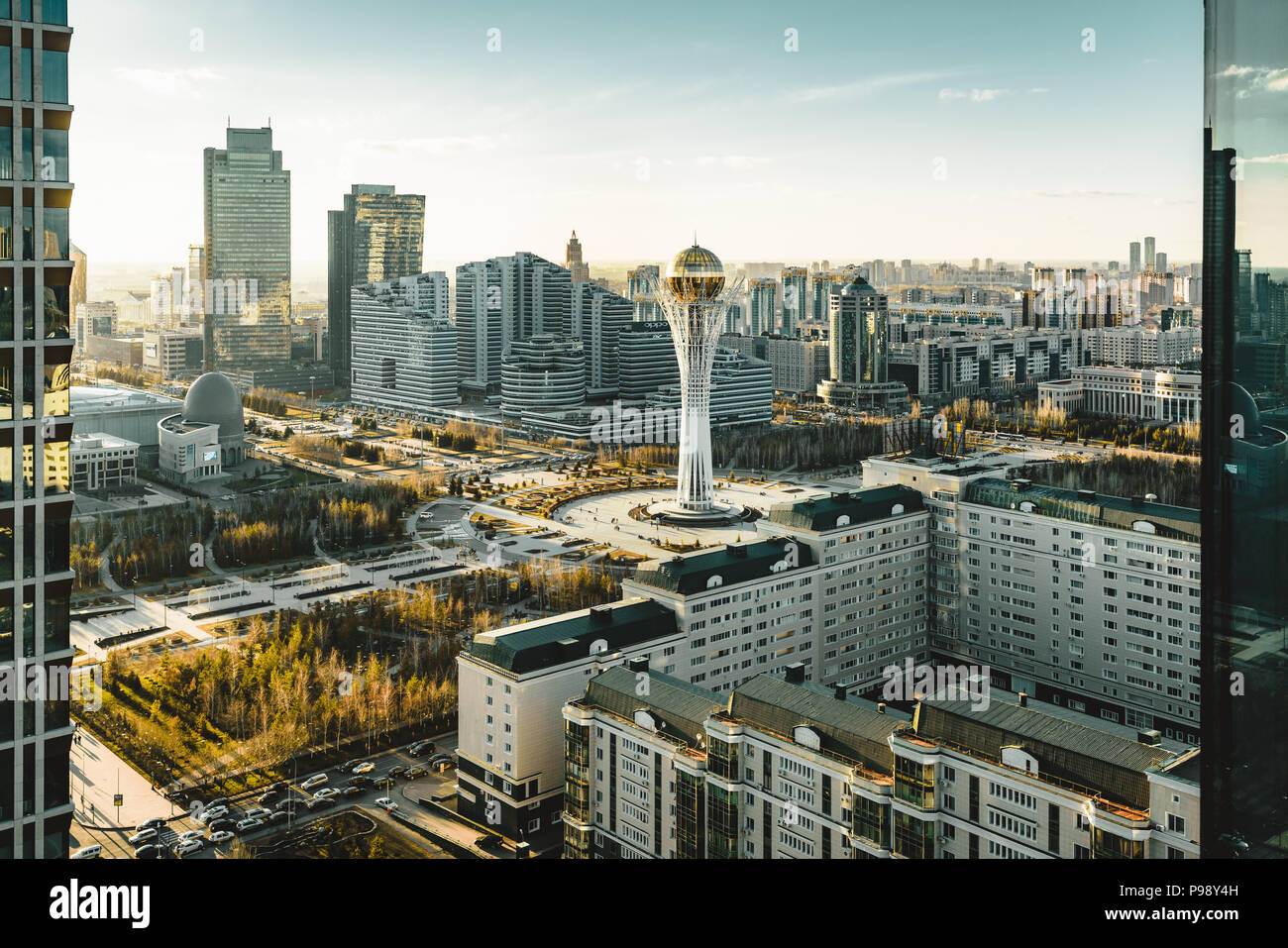 Sonnenuntergang in Richtung Bayterek Tower und Haus der Ministerien in Astana Kasachstan an einem klaren Tag Stockfoto