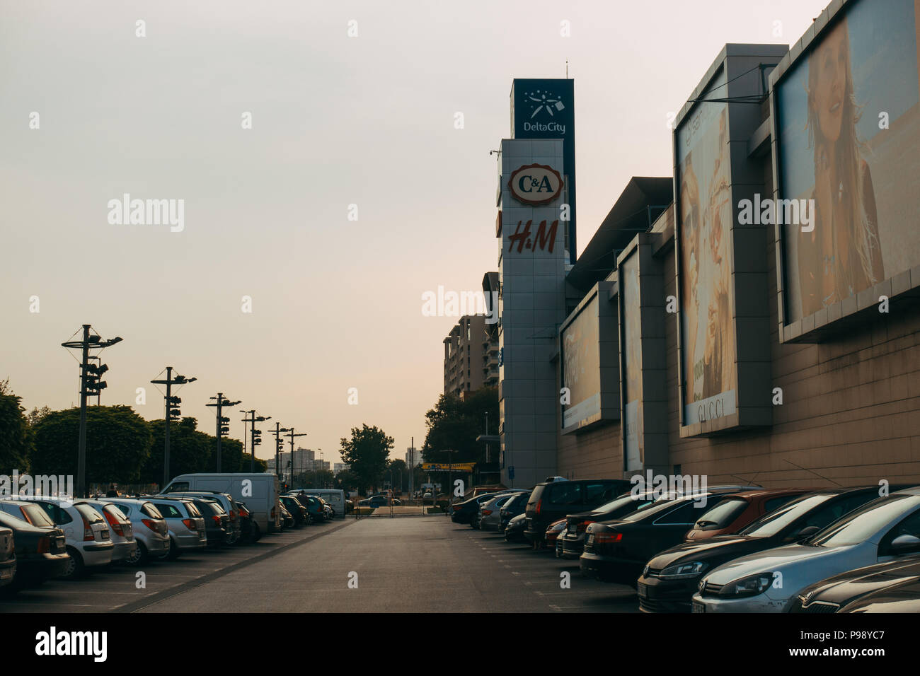 Der Parkplatz zum Delta City Shopping Mall, einem der größten Einkaufszentren in Belgrad, Serbien Stockfoto