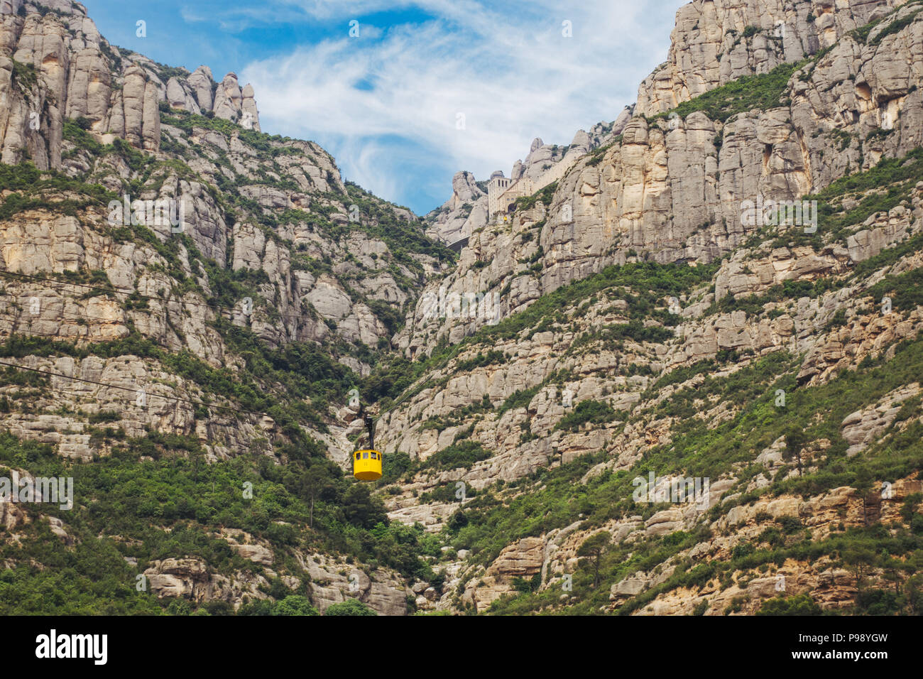 Die gelbe Kabine auf dem Aeri de Montserrat, eine Seilbahn, die die Besucher bis zum Santa Maria Kloster stattfindet, in Katalonien Stockfoto