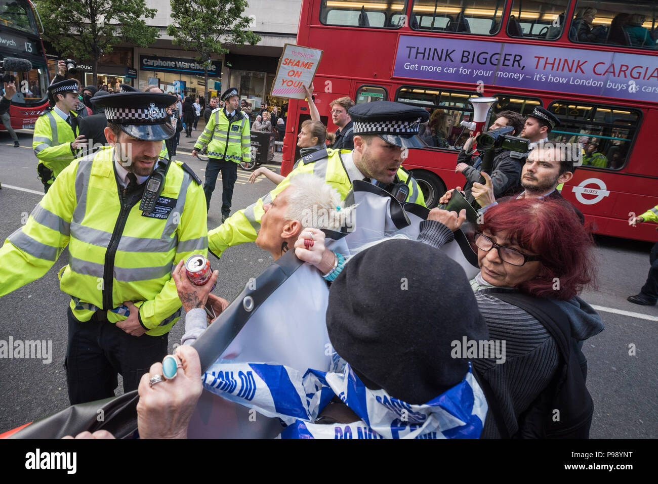 Oxford St, London, UK. 14. Mai 2016. Bis zu Hundert Demonstranten Stadium eine Demonstration an Philip's Green Topshop Flagship Store in der Nähe von Oxford Circus Stockfoto