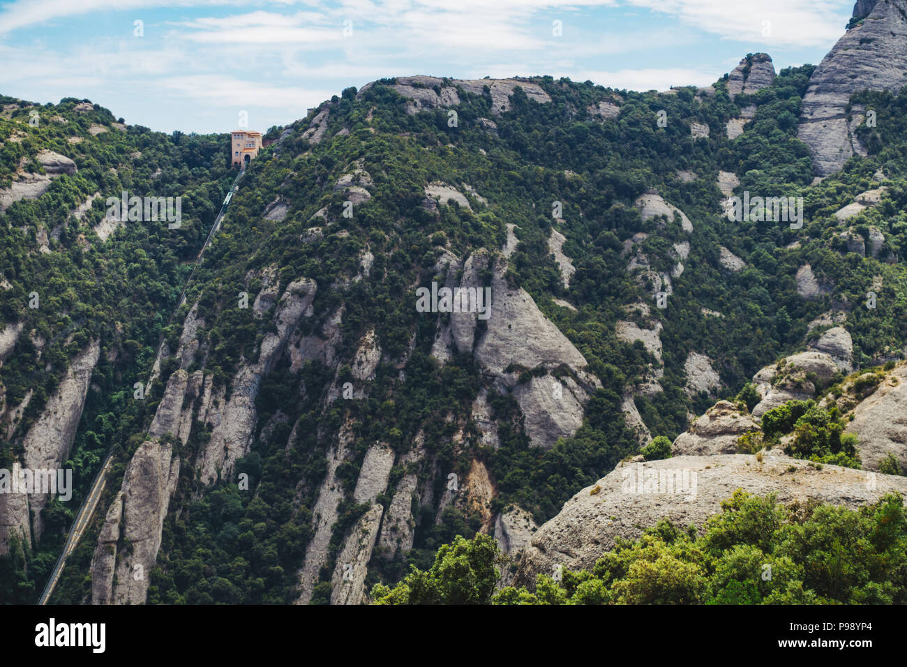 Die Felsformationen, die man beim Wandern auf dem Montserrat, Barcelona, Spanien, gesehen hat. Die Sant Joan Standseilbahn kann man auf der linken Seite des Berges hinauf sehen Stockfoto