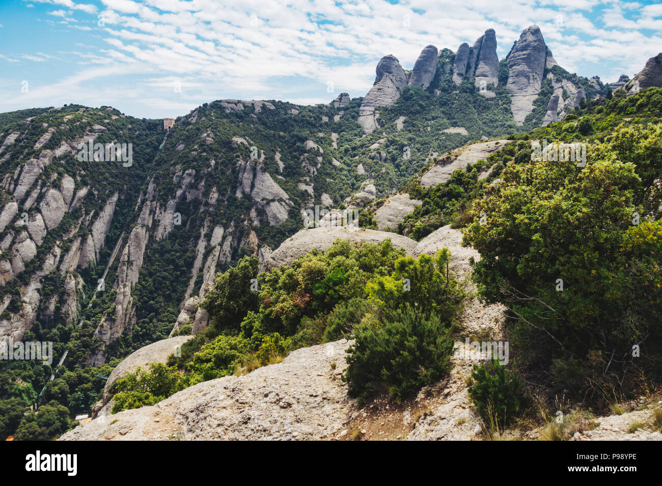 Die Felsformationen, die man beim Wandern auf dem Montserrat, Barcelona, Spanien, gesehen hat. Die Sant Joan Standseilbahn kann man auf der linken Seite des Berges hinauf sehen Stockfoto