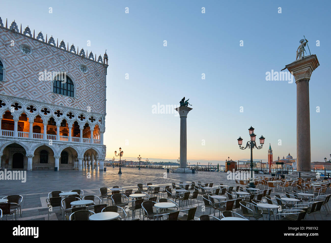 Saint Mark Square mit leeren Bürgersteig Tische, niemand bei Sonnenaufgang in Venedig, Italien Stockfoto