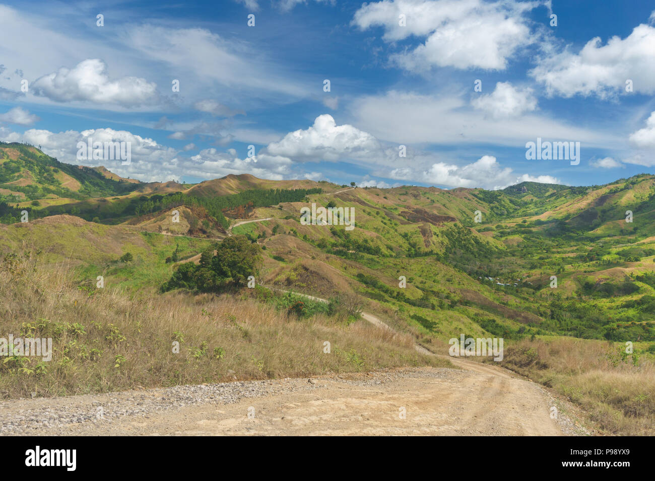 Unbefestigte Straße durch zentrale Hochland von Viti Levu, Fidschi. Südlich von nausori Highlands zwischen Navala und Krakow. Stockfoto