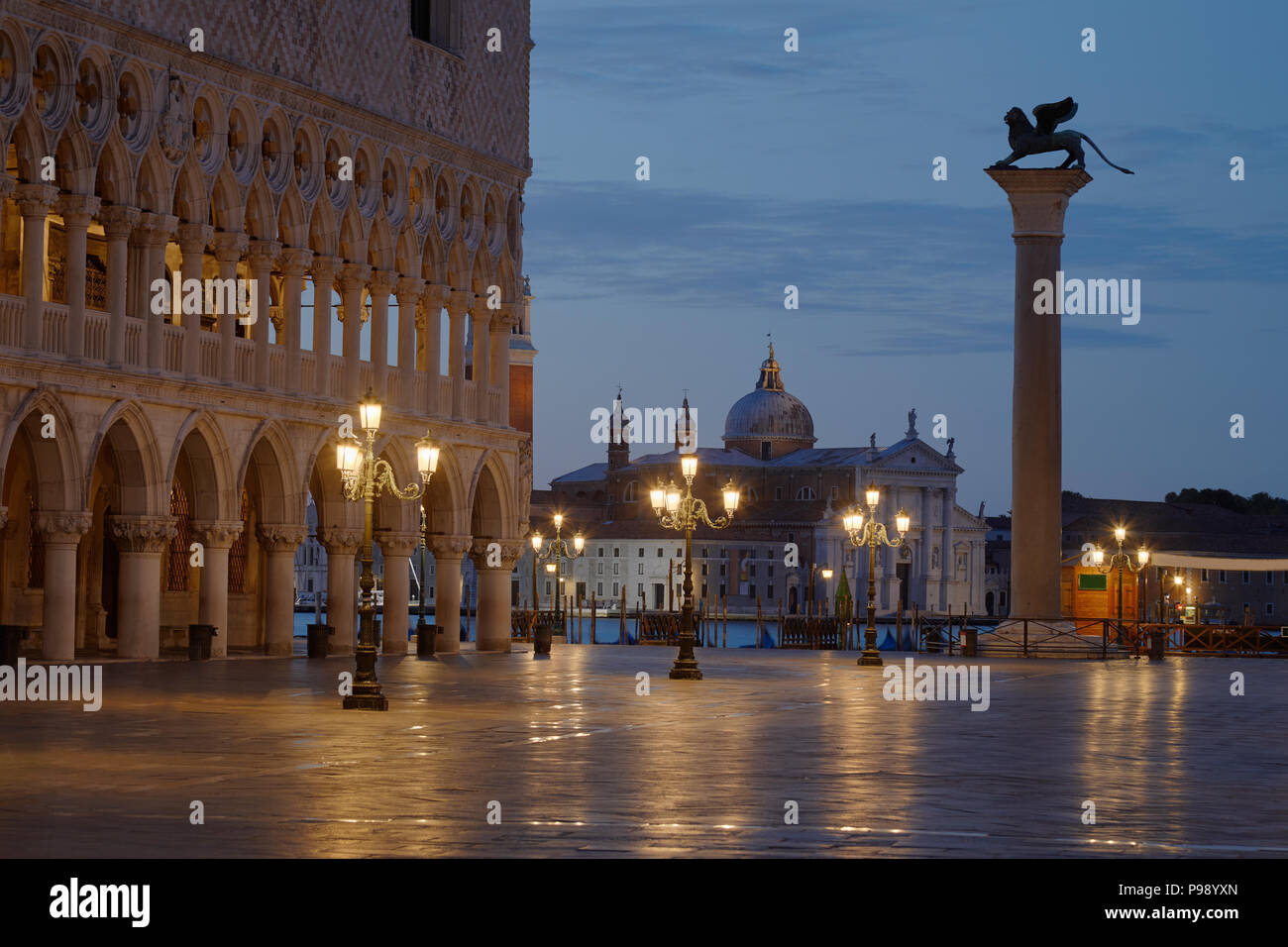 San Marco Platz mit Lion auf Spalte und San Giorgio Maggiore Basilika niemand vor Sonnenaufgang in Venedig, Italien Stockfoto