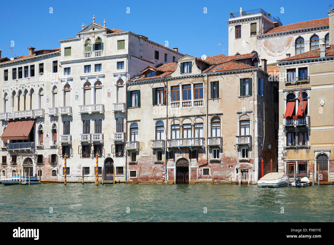 Venedig alte Gebäude, Fassaden und den Canal Grande in einem sonnigen Tag in Italien Stockfoto