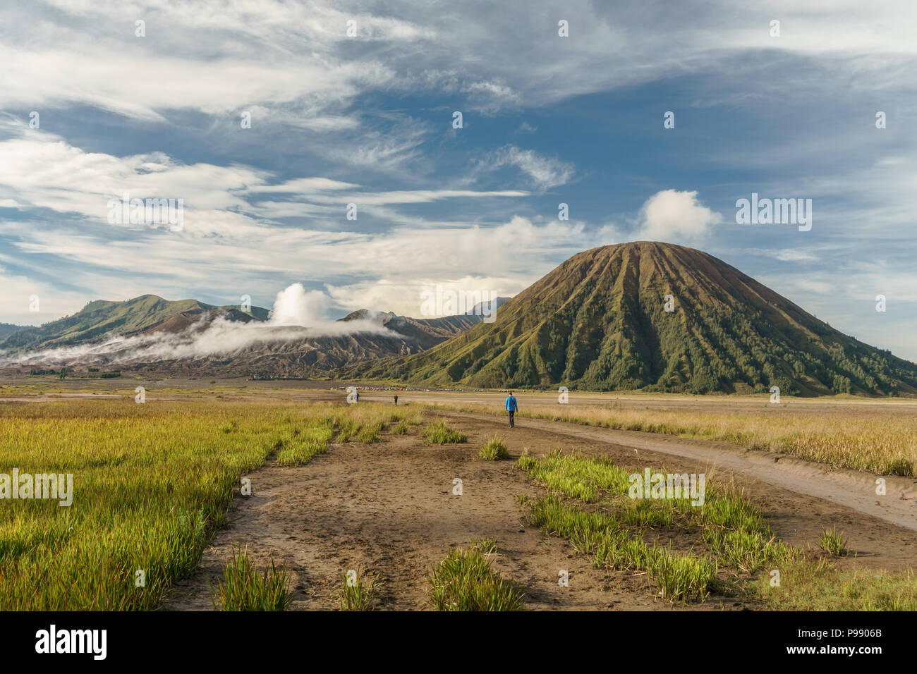 Der Flucht der Massen und das Meer von Sand überqueren zu Fuß in Richtung Gipfel des Bromo und, Batok Bromo Tengger Semeru National Park, Ostjava, Indonesien. Stockfoto