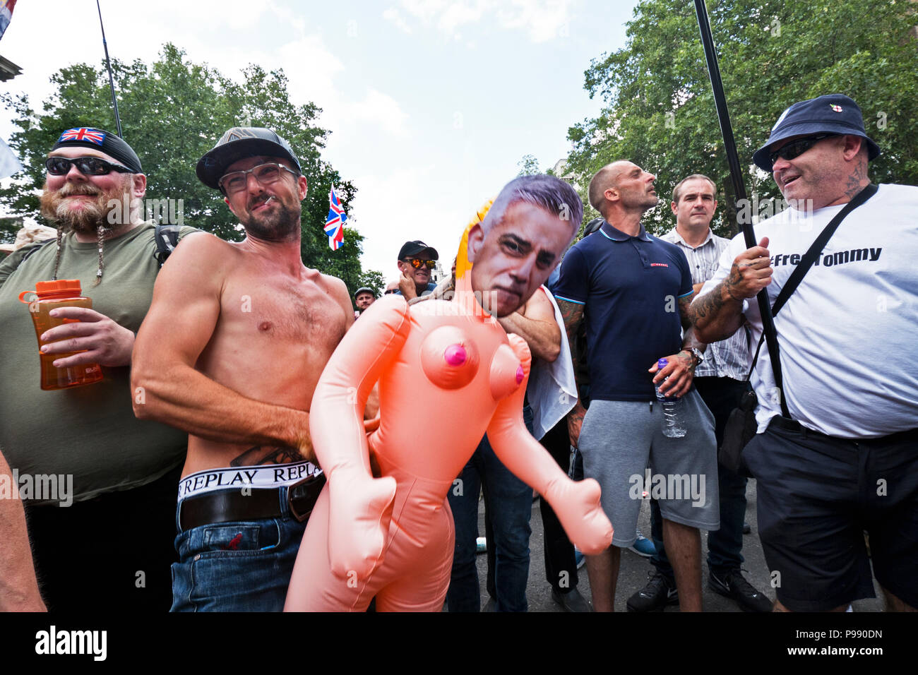 Die rechtsextreme "Fußball-Jungs Alliance' Pro-Trump und Tommy Robinson hielt einen Protest mit Tausenden von Anhängern in Central London vom 14. Juli 2018 Stockfoto