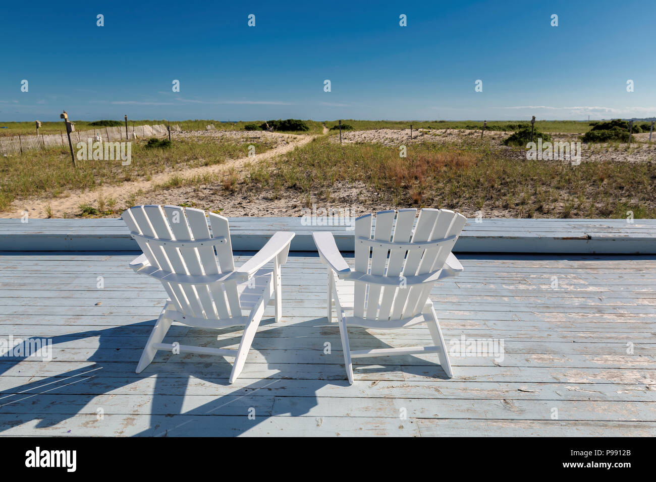 Liegestühle am Strand an der sonnigen Sommertag Stockfoto