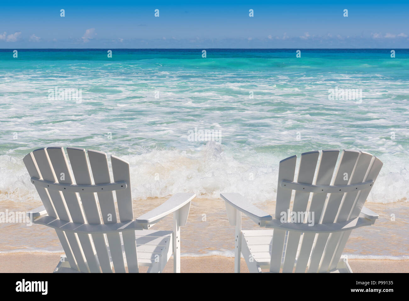 Liegen am Strand mit türkisblauem Meer. Stockfoto