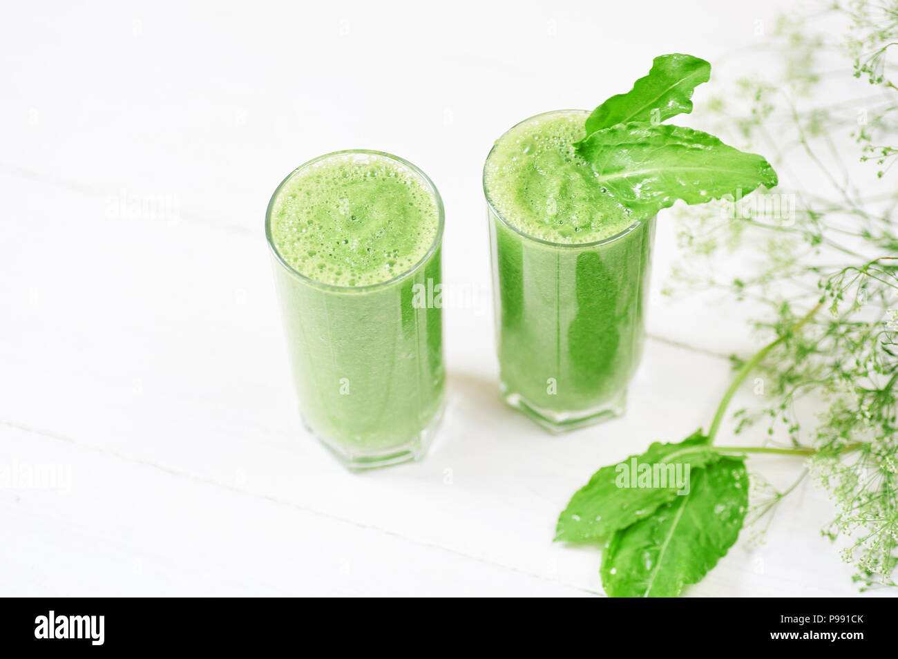 Blended green Smoothie mit Zutaten oder Cocktail auf weißem Hintergrund, Frühstück vegan mit einem Platz für Ihren Text, Konzept von rohen Lebensmitteln Stockfoto