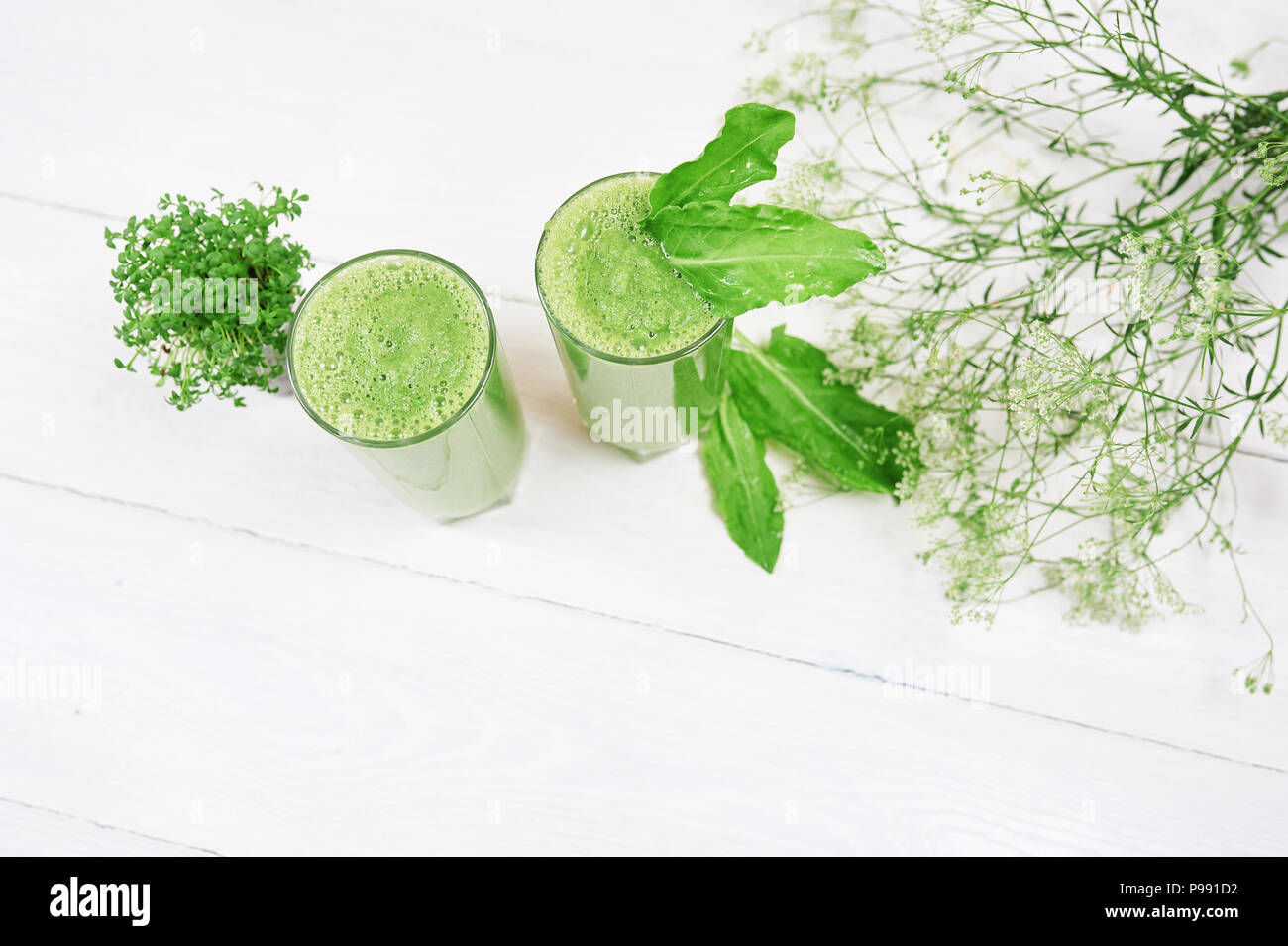 Blended green Smoothie mit Zutaten oder Cocktail auf weißem Hintergrund, Frühstück vegan mit einem Platz für Ihren Text, Konzept von rohen Lebensmitteln, detox Stockfoto