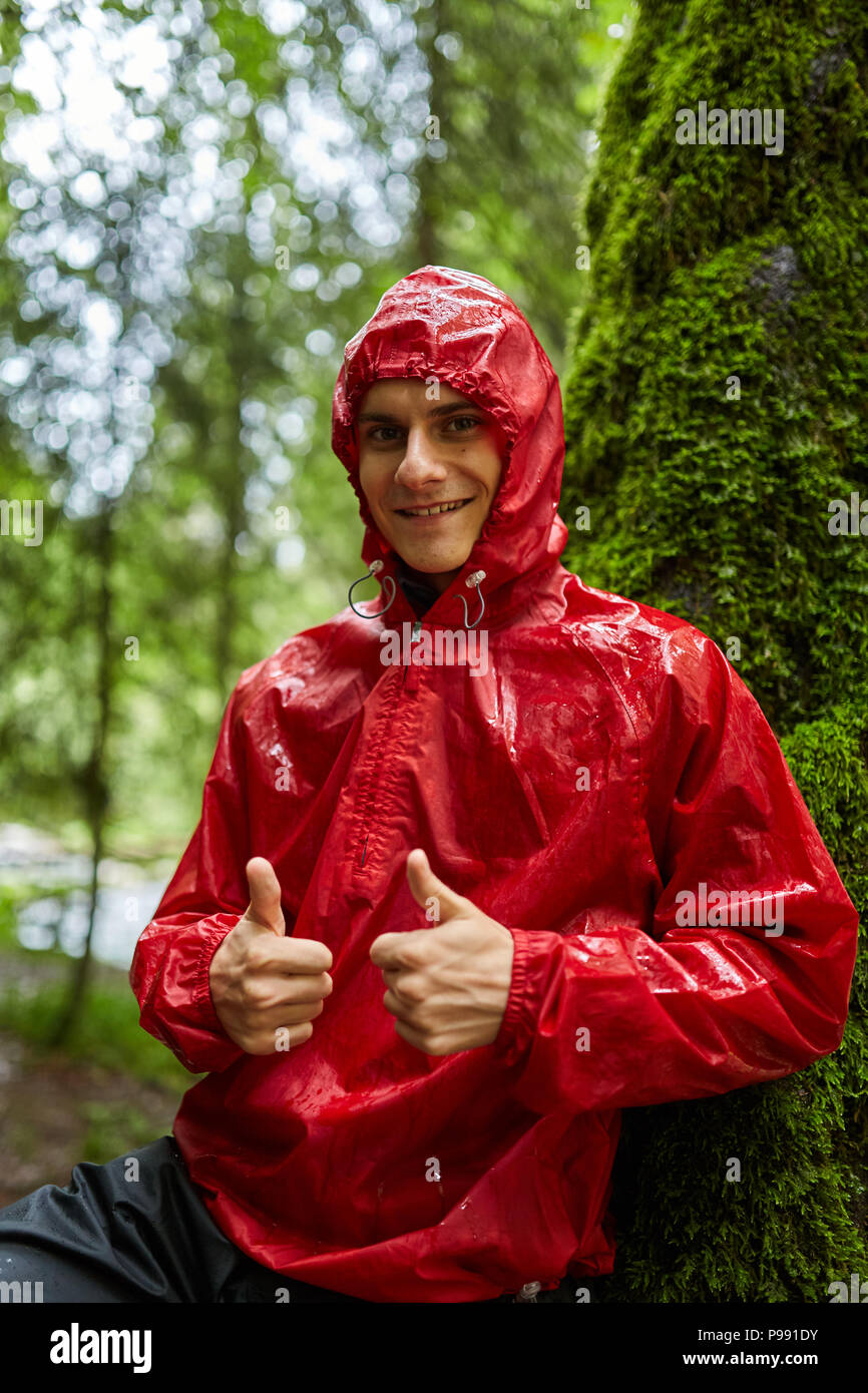 Nahaufnahme von einem jungen Mann im regenmantel Wandern im Wald  Stockfotografie - Alamy
