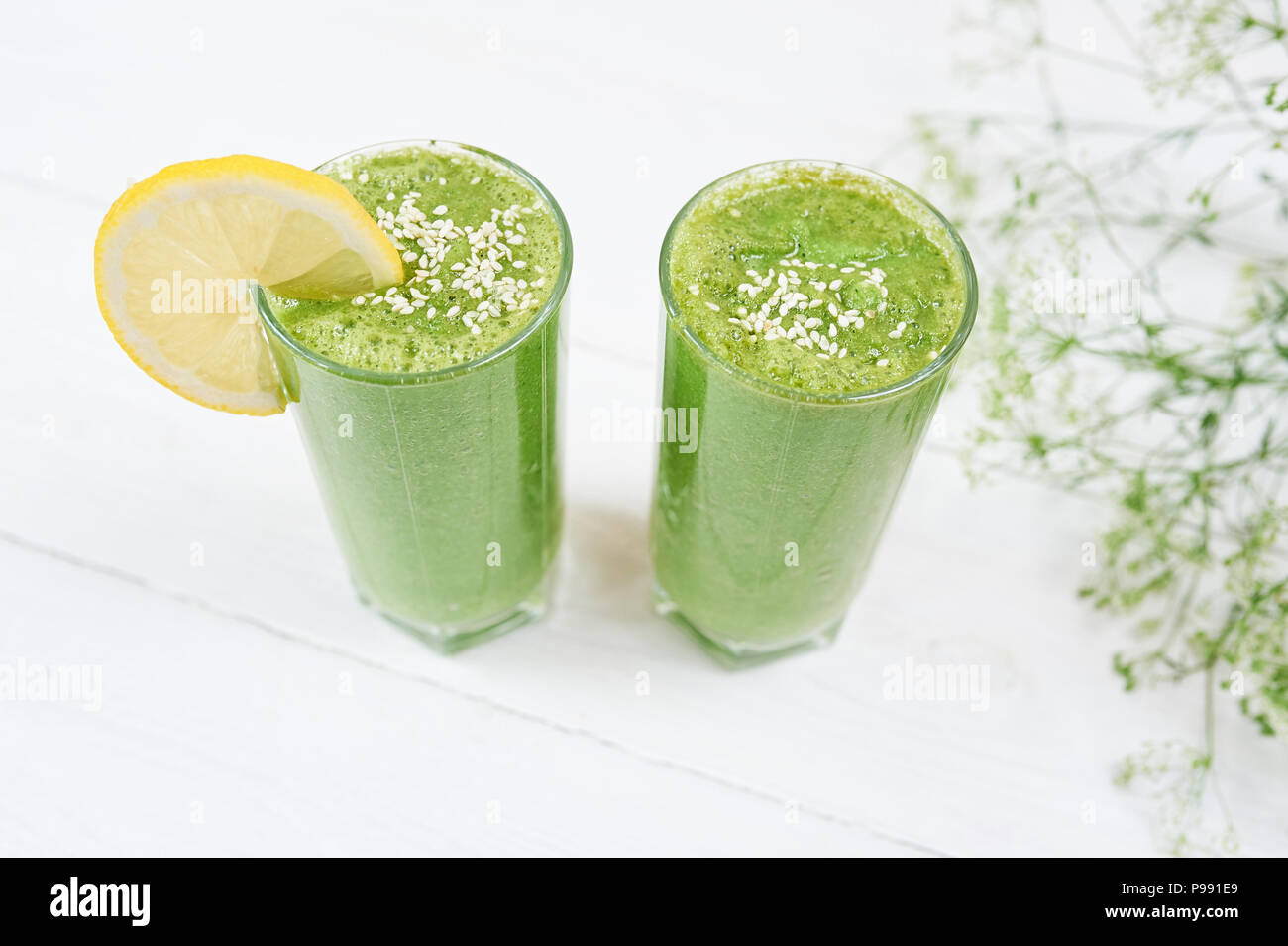 Blended green Smoothie mit Zutaten oder Cocktail auf weißem Hintergrund, Frühstück vegan mit einem Platz für Ihren Text, Konzept von rohen Lebensmitteln detox Stockfoto