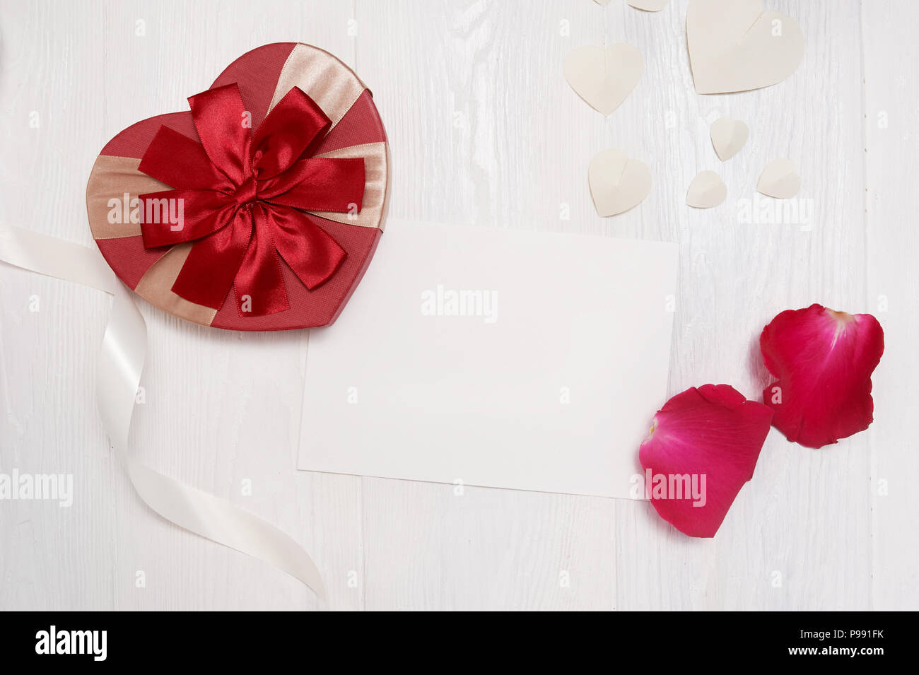 Mockup Brief mit einem Geschenk in Form von ein Herz und eine Rose Rosen. Grußkarte für Valentines Tag mit Platz für Ihren Text. Flach, Ansicht von oben Foto Mock up Stockfoto