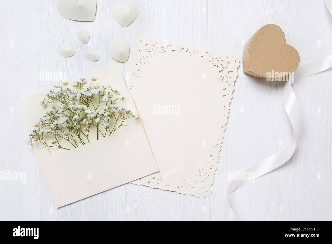 Umschlag mit Blumen und einem Brief, Herz Geschenkkarton Grußkarte für Valentines Tag mit Platz für Ihren Text. Flach, Ansicht von oben Foto Mock up Stockfoto