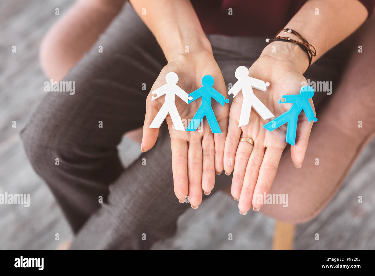 Junge Person stickmen Holding und erklären ihre Gedanken Stockfoto