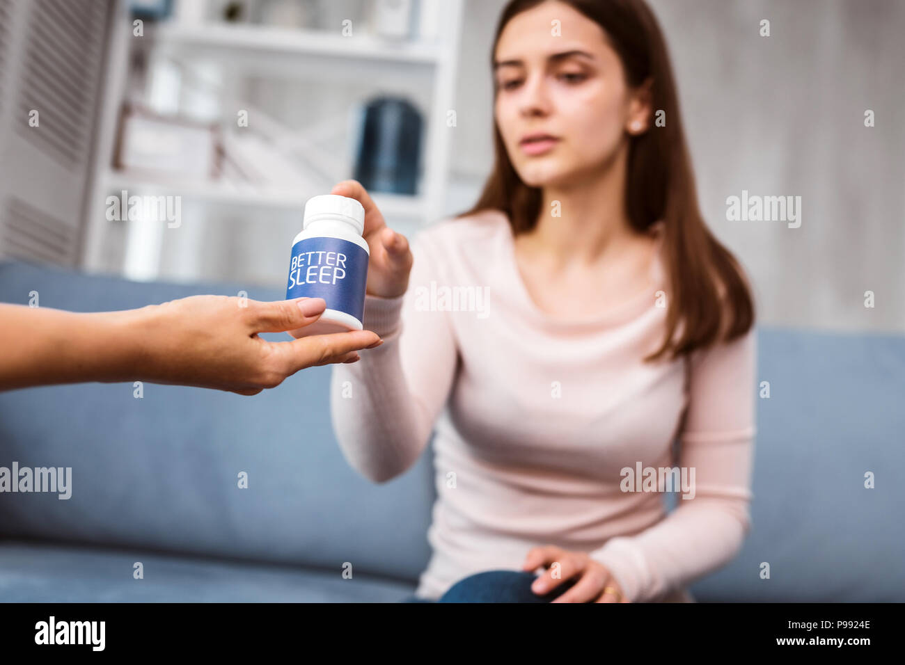 Nachdenklich Patienten Besuch einer Therapeutin und Pillen für besseren Schlaf Stockfoto