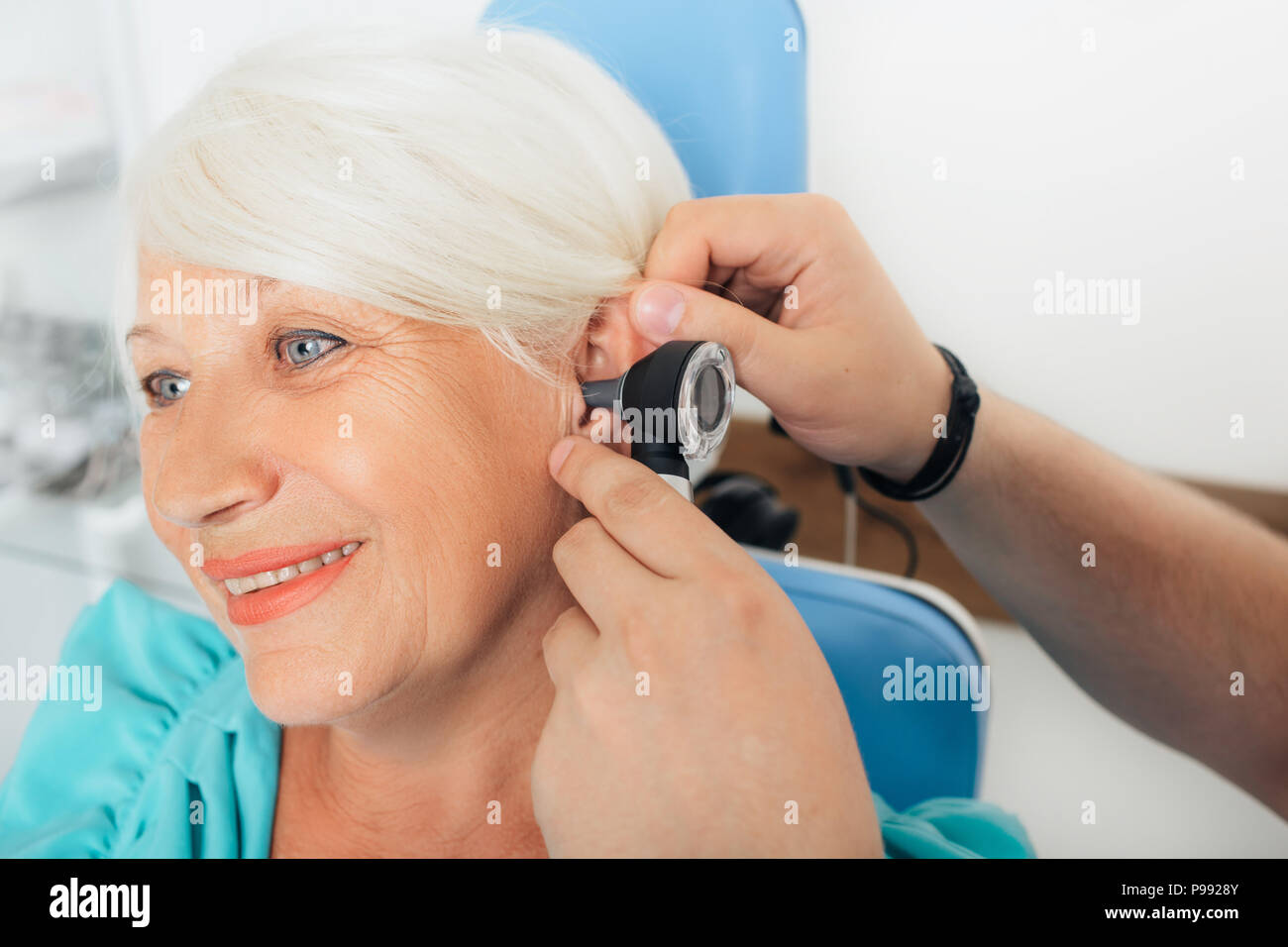 Ältere Patienten während ein Ohr Prüfung Stockfoto