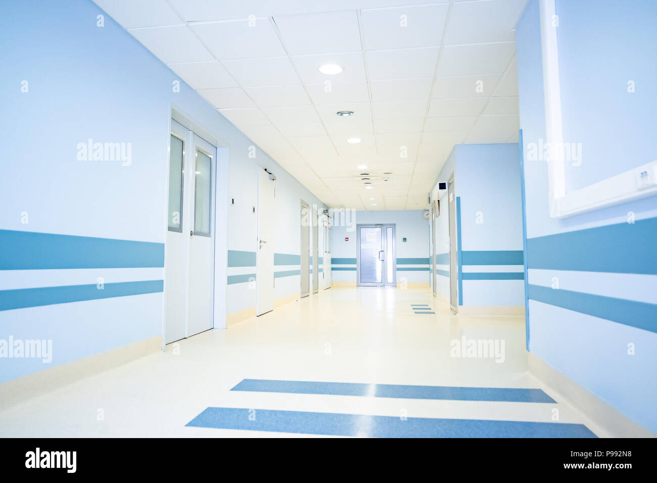https://c8.alamy.com/compde/p992n8/der-flur-des-krankenhauses-leuchtet-durch-helles-tageslicht-und-mit-modernen-materialien-gestaltet-auf-ein-weitwinkelobjektiv-gedreht-p992n8.jpg
