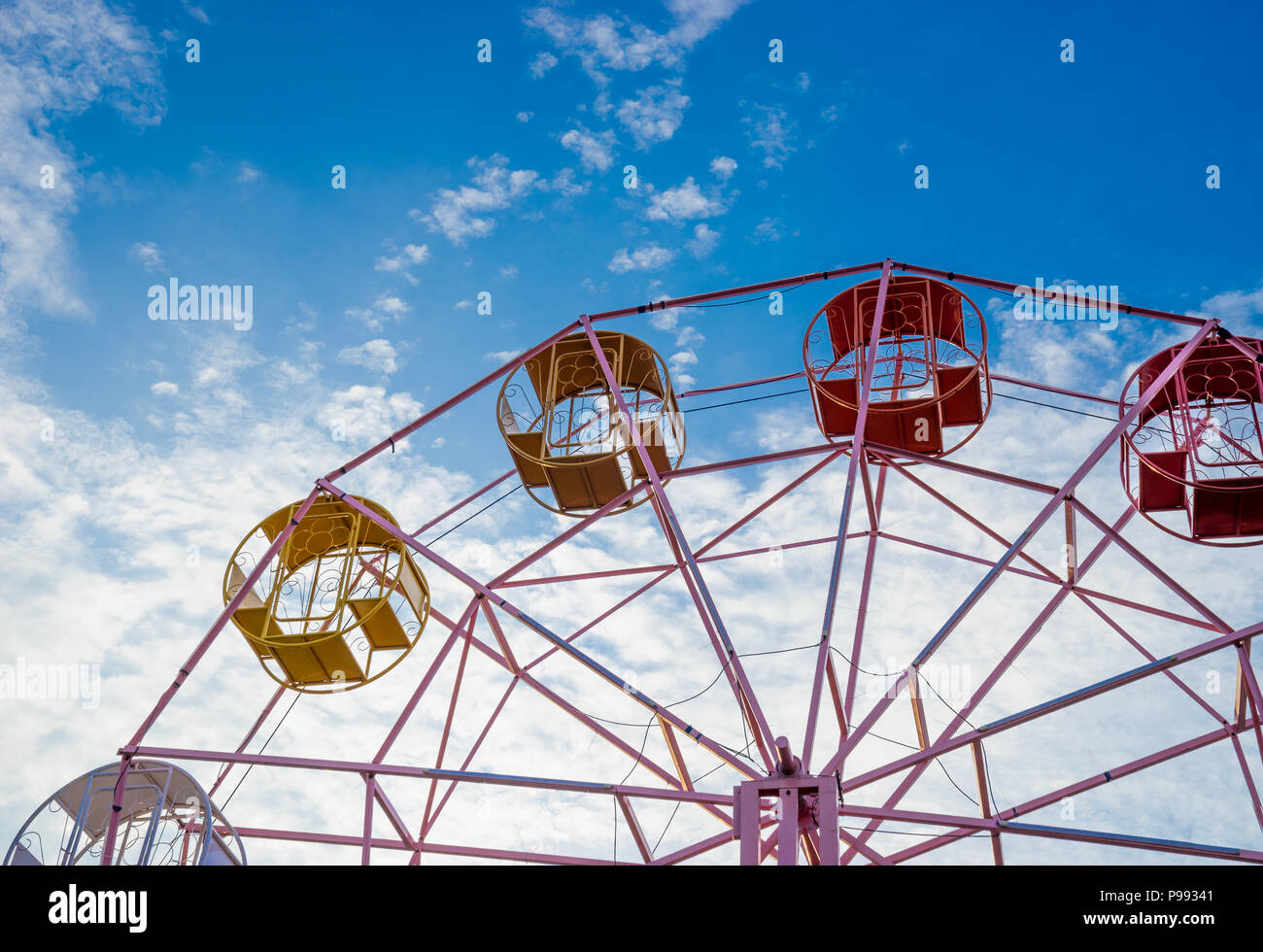 Close up Teil von Pastell Riesenrad auf blauen Himmel Stockfoto