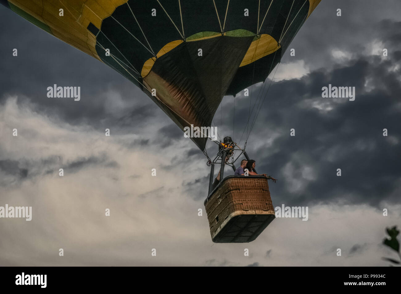 Pilotprojekt für ein Ballon und ein paar junge Leute fliegen auf ein Gewitter Stockfoto