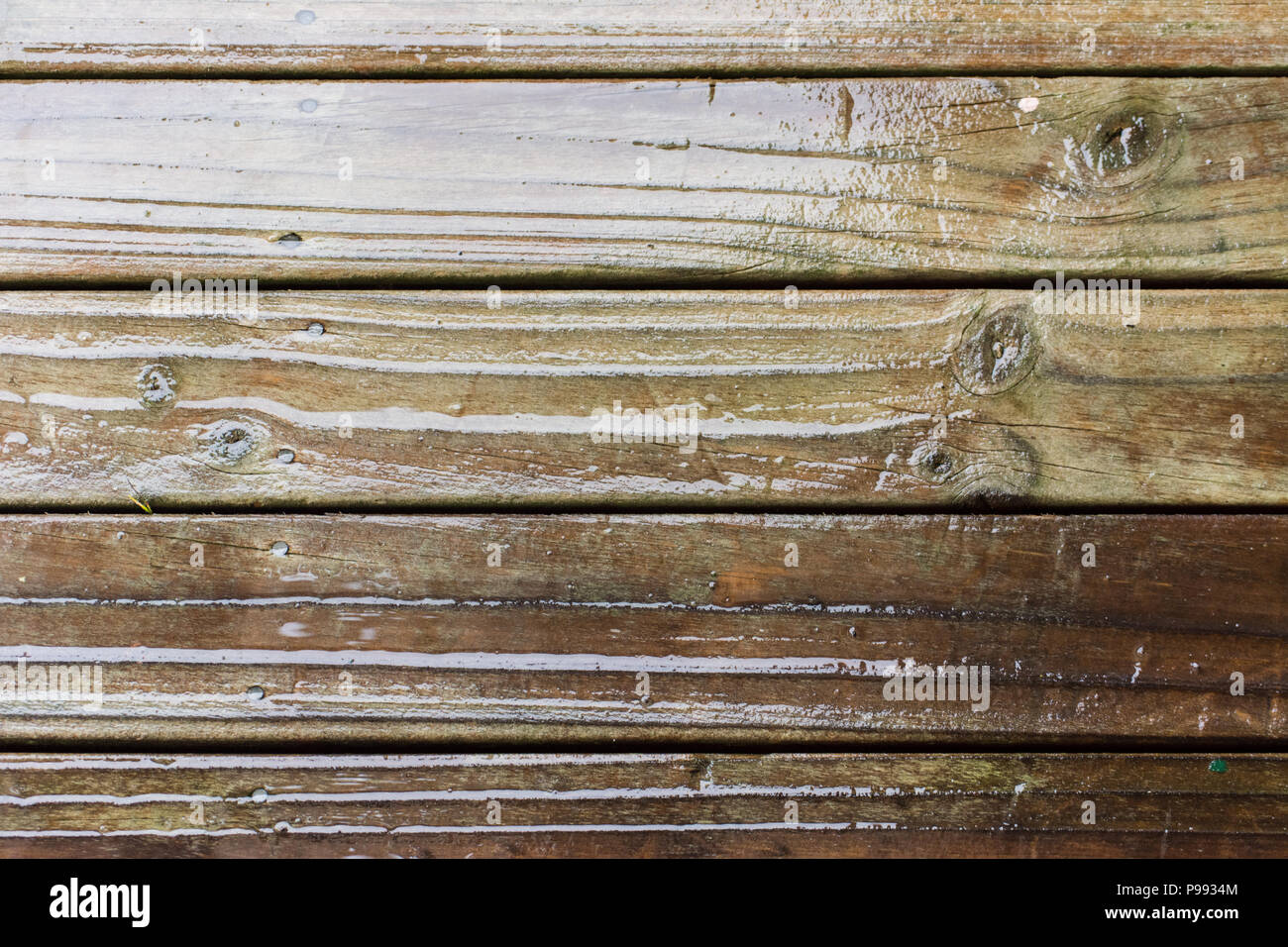 Bei Regen rutschig nassem Holz Stockfoto