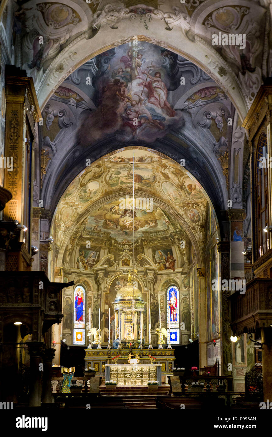 Europa, Italien, Lombardei, Monza. Der Dom von Monza, dem heiligen Johannes dem Täufer, zwischen dem 14. und 17. Jahrhundert gebaut wurde. Mittelschiff Stockfoto