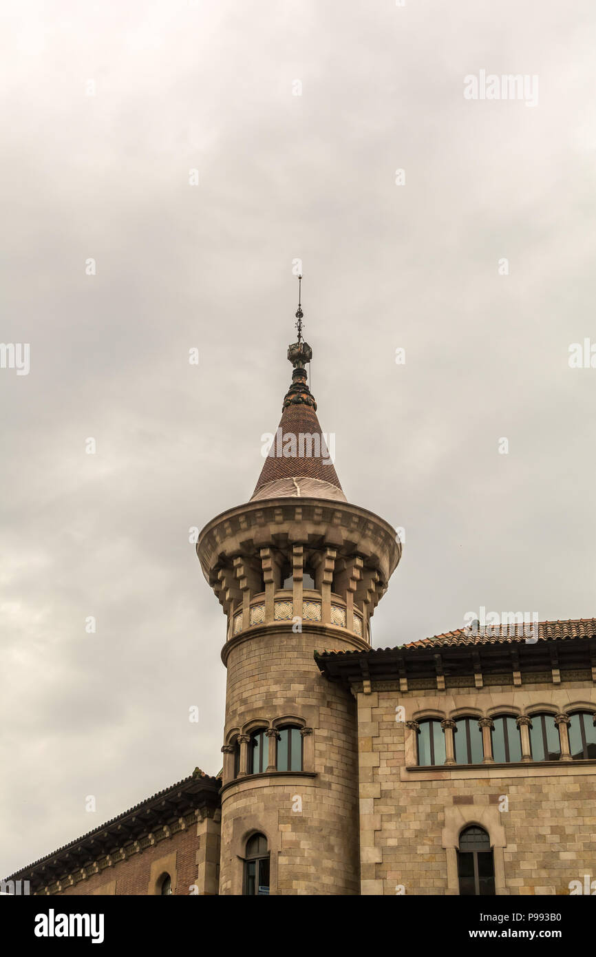 Einer der beiden Türme von städtischen Konservatorium in Barcelona mit Spitze erinnert an das 15. Jahrhundert Burgen. Die Ziegel und Stein Gebäude wurde Co Stockfoto