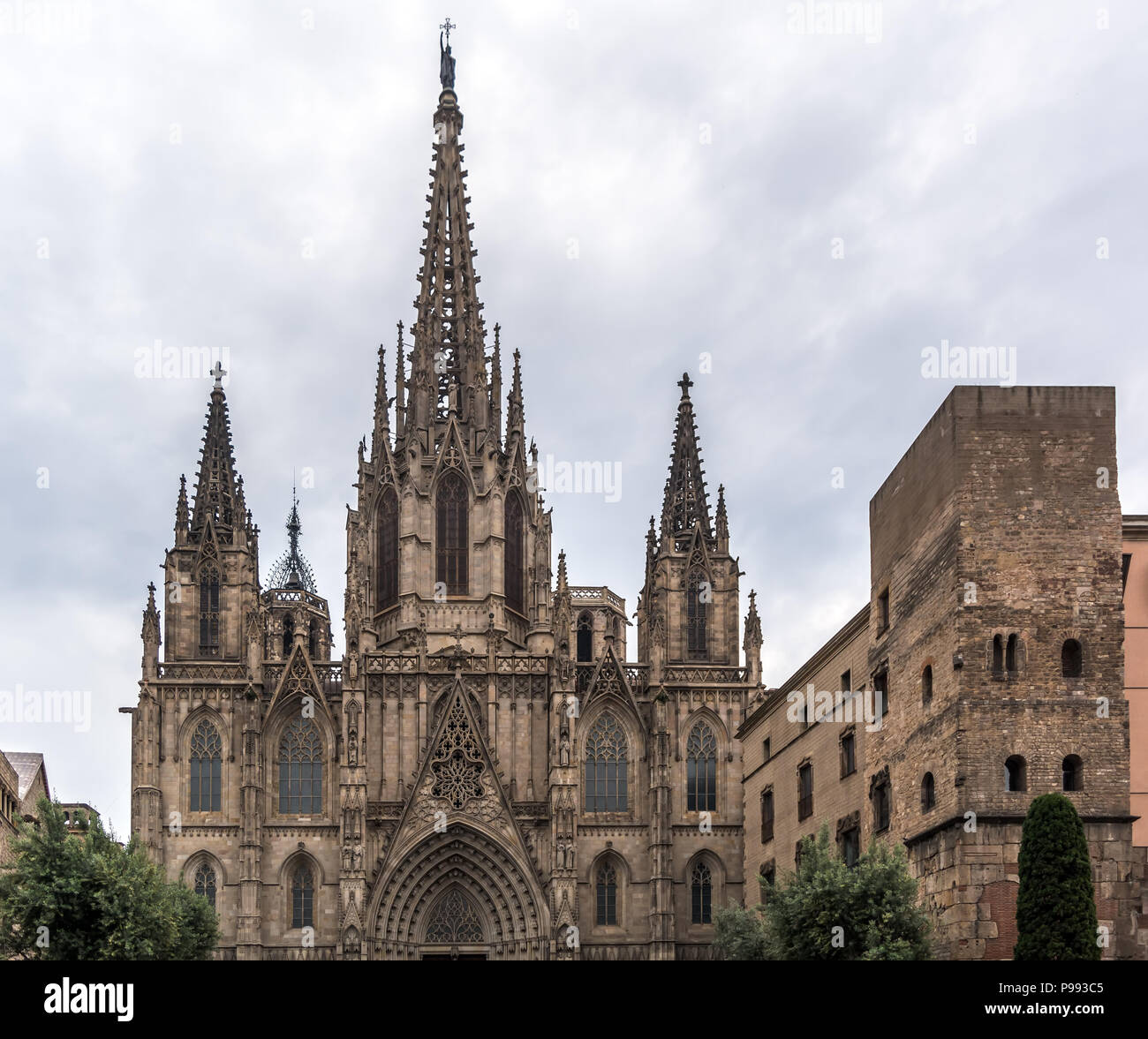 Neo-gotische Fassade der Kathedrale von Barcelona im Barri Gòtic, dem Gotischen Viertel. Die Fassade ist mit Statuen, Pinnacles, Bögen dekoriert. Das Dach ist bekannt für seine gargo Stockfoto