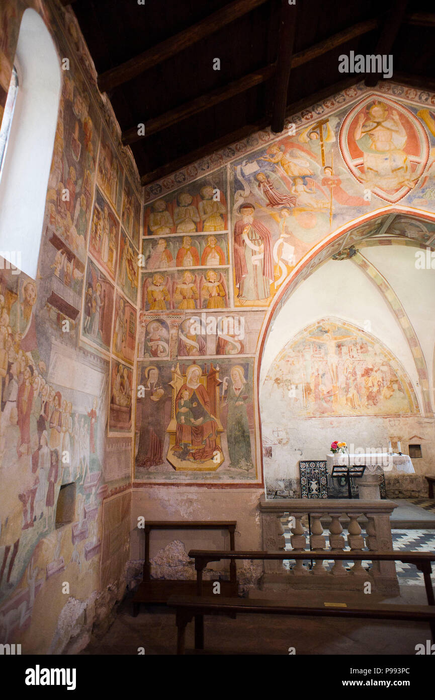 Italien, Lombardei, Abbadia Lariana, Kirche S. Giorgio del Crebbio. Das Kirchenschiff mit einem gebündelt Decke aus dem 12. Jahrhundert und das Pfarrhaus aus dem 14. bis 15. Stockfoto