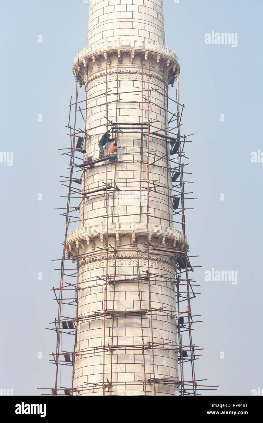 AGRA, Indien - Januar 13, 2015: Handwerker auf einem hohen Gerüst der Instandsetzung der marmorfassade der Nordosten Minarett im Taj Mahal. Stockfoto