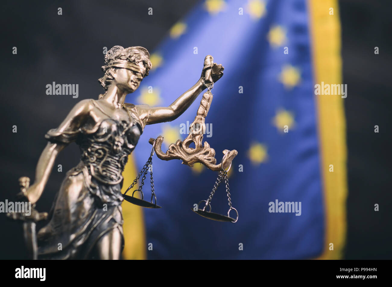 Recht und Gerechtigkeit, Rechtmäßigkeit Konzept, Waage der Gerechtigkeit, der Justitia, Lady Gerechtigkeit vor der Fahne der Europäischen Union in den Hintergrund. Stockfoto