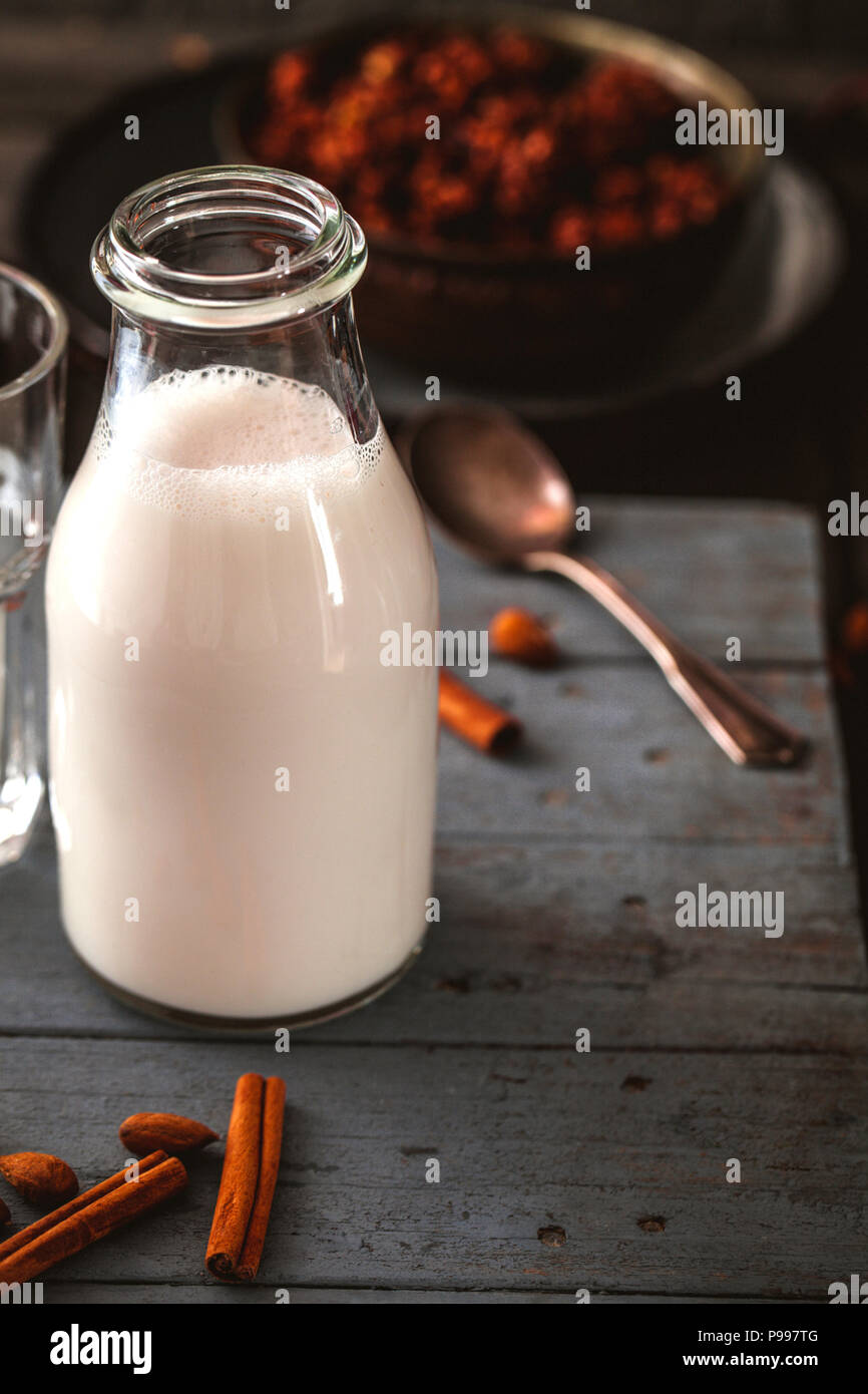 Gesundes Frühstück. Müsli mit Kakao und Milch. Mandelmilch mit Getreide Stockfoto