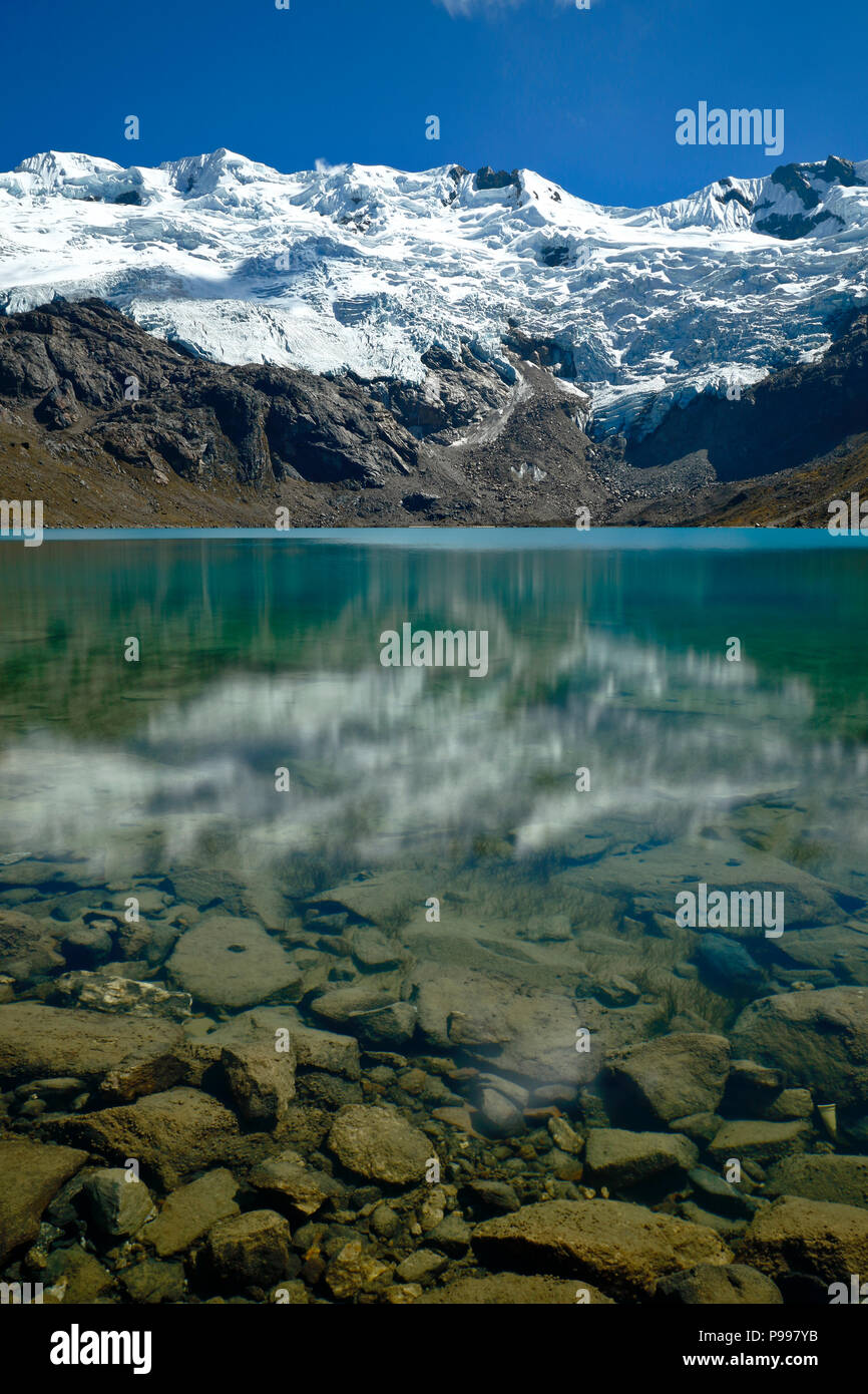 Lagune und die verschneite huaytapallana cochagrande Stockfoto