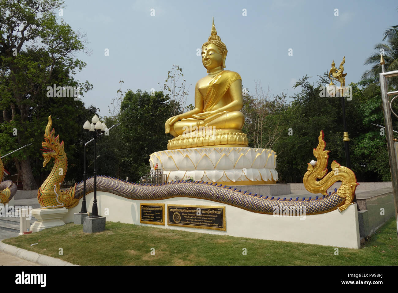 Gold Buddha Statue auf dem Podium mit schützenden Dämon Schlange am Festival Tempel, Dong Nong Pho, Udon Thani, Isaan, Thailand Stockfoto