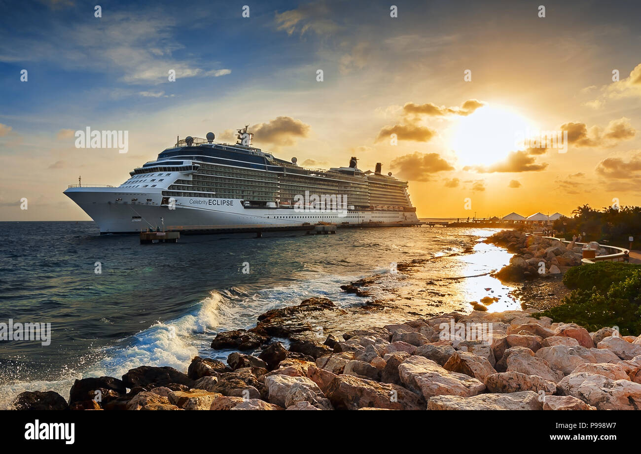 Kreuzfahrtschiff im Hafen bei Sonnenuntergang Stockfoto