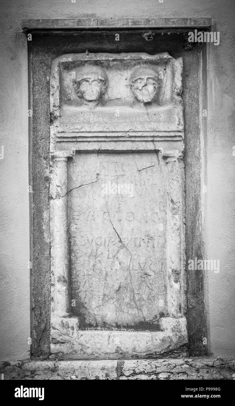 Ein Grab in der Wand von St. Nikolaus Kathedrale in der Stadt Ljubljana, Slowenien. Stockfoto