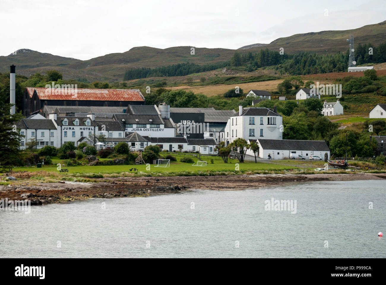 Jura Scotch Whisky Brennerei & Jura Hotel craighouse Isle of Jura Inneren Hebriden Schottland Blick auf die weiße Fassade des Jura Highland Scotch Malt whi Stockfoto