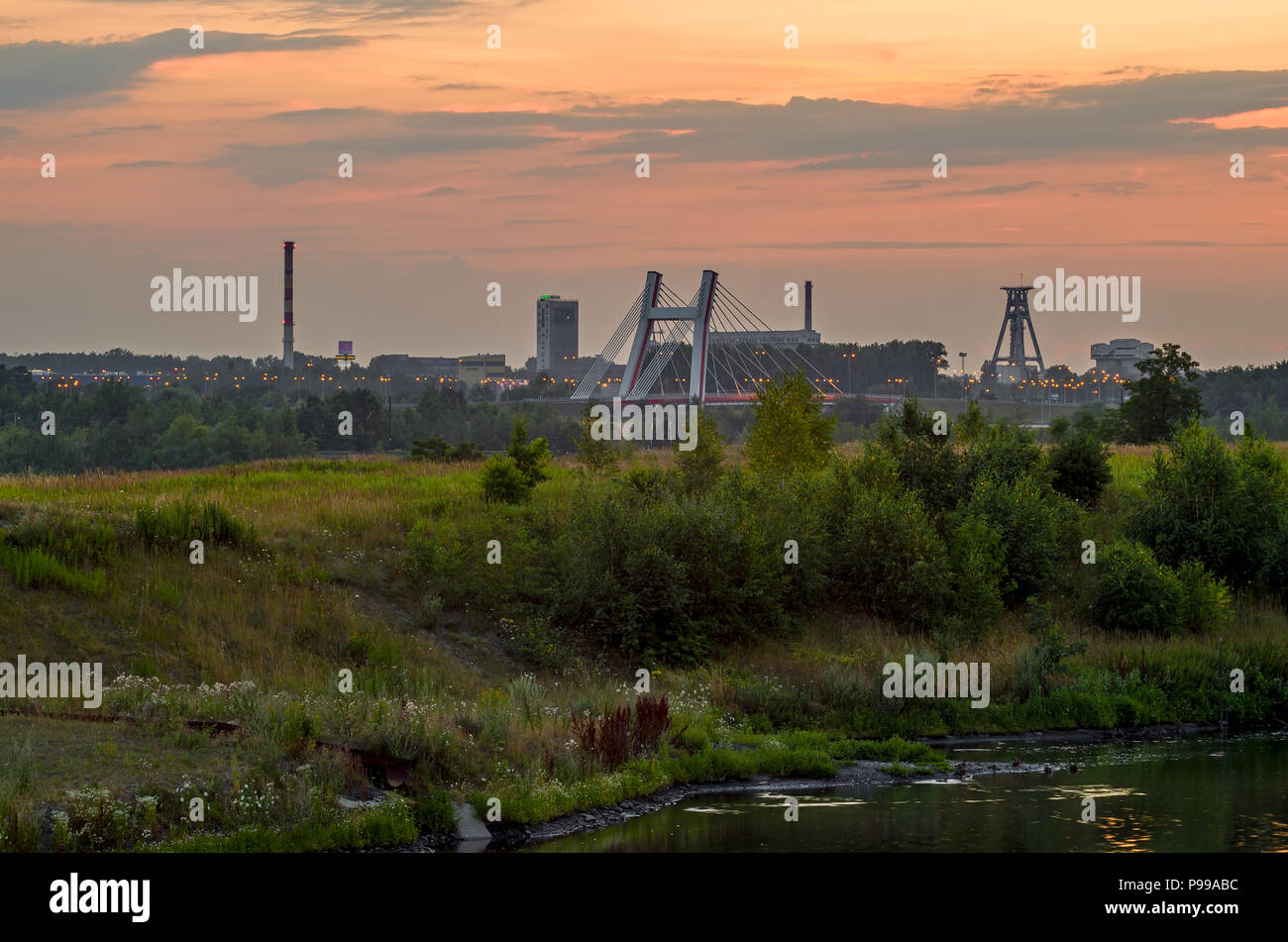 Industrielle Sonnenuntergang mit Coal Mine, Kraftwerk und die moderne Brücke in Gliwice, Schlesischen Hochland, Polen. Stockfoto