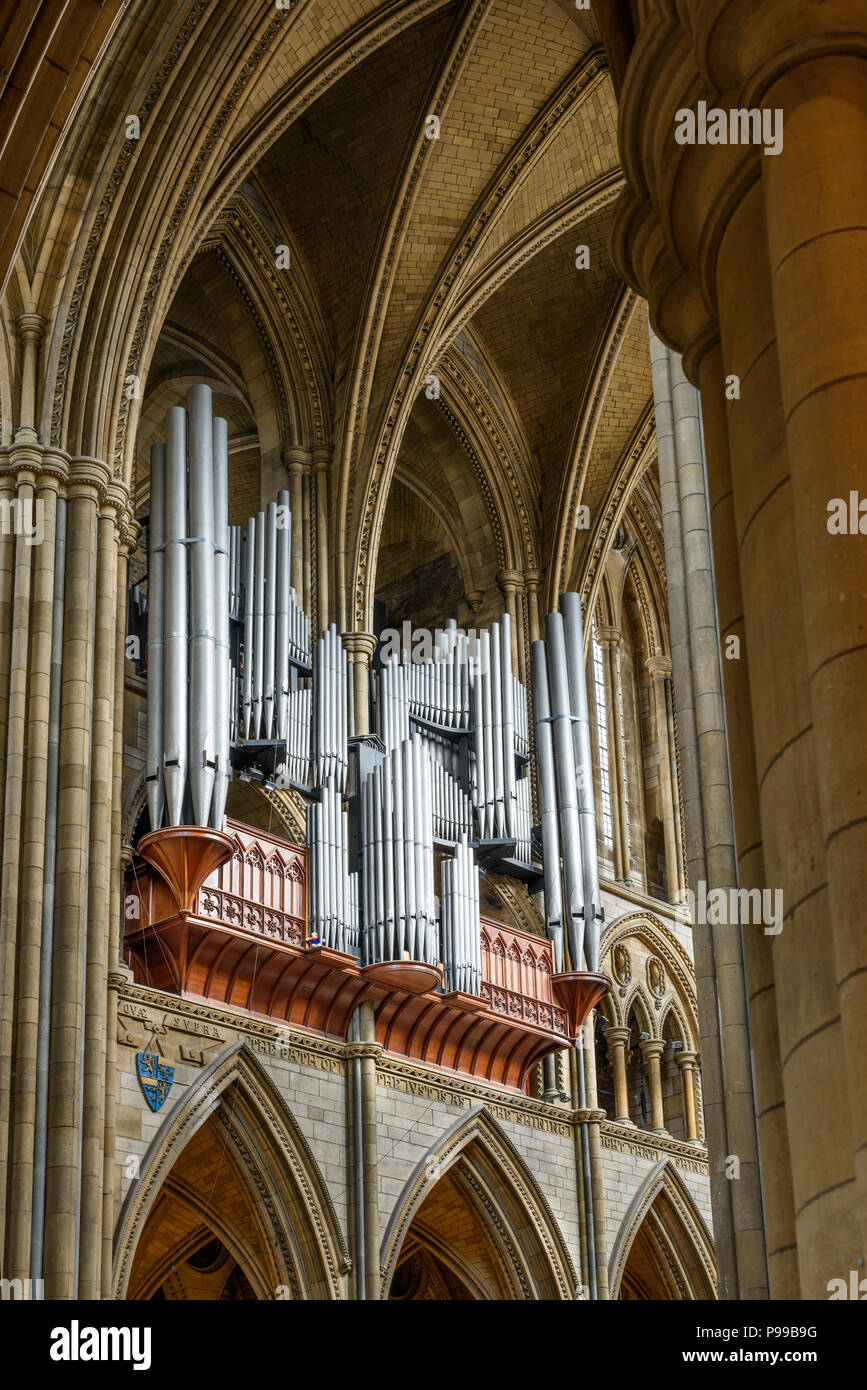Orgelempore und Leitungen im Chor an der vor kurzem gebaut von Englands Kathedralen, Truro, Cornwall. Stockfoto
