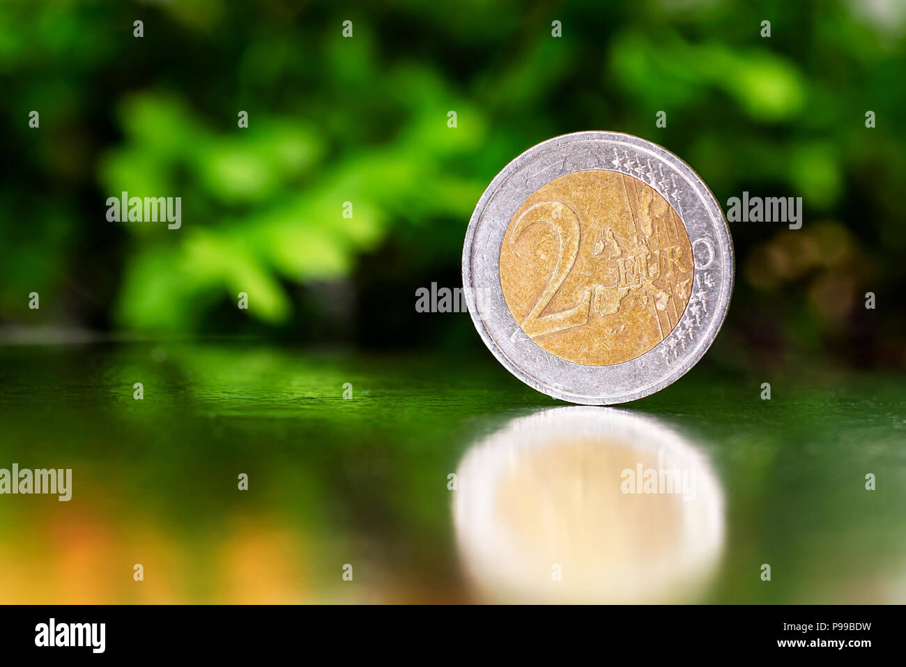 Zwei Euro Münze closeup auf Silber und Grün Hintergrund Stockfoto