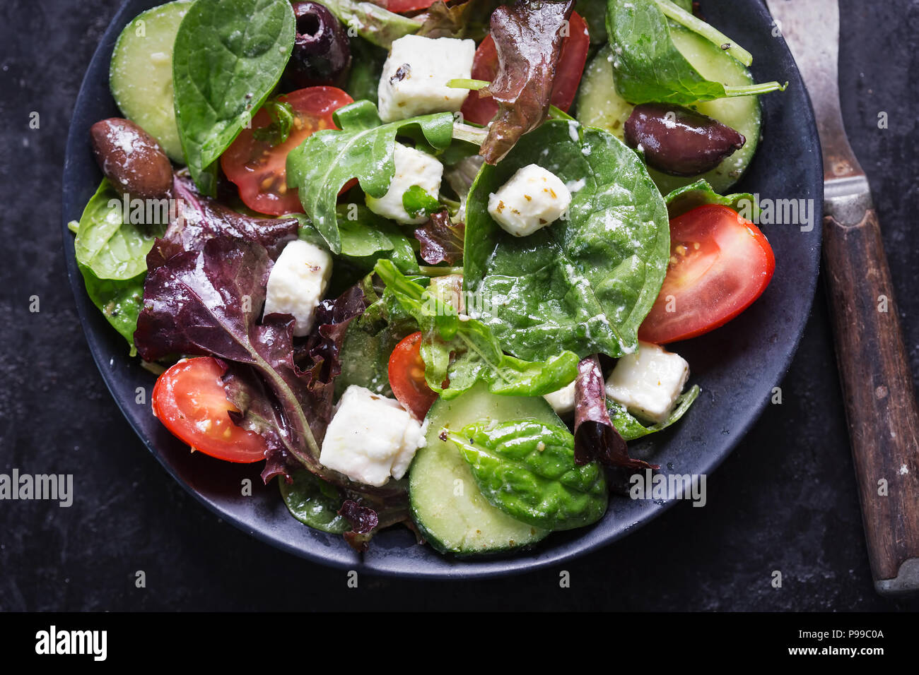 Griechische Feta und Oliven Salat mit Tomaten, Gurken und vinaigrette Dressing Stockfoto