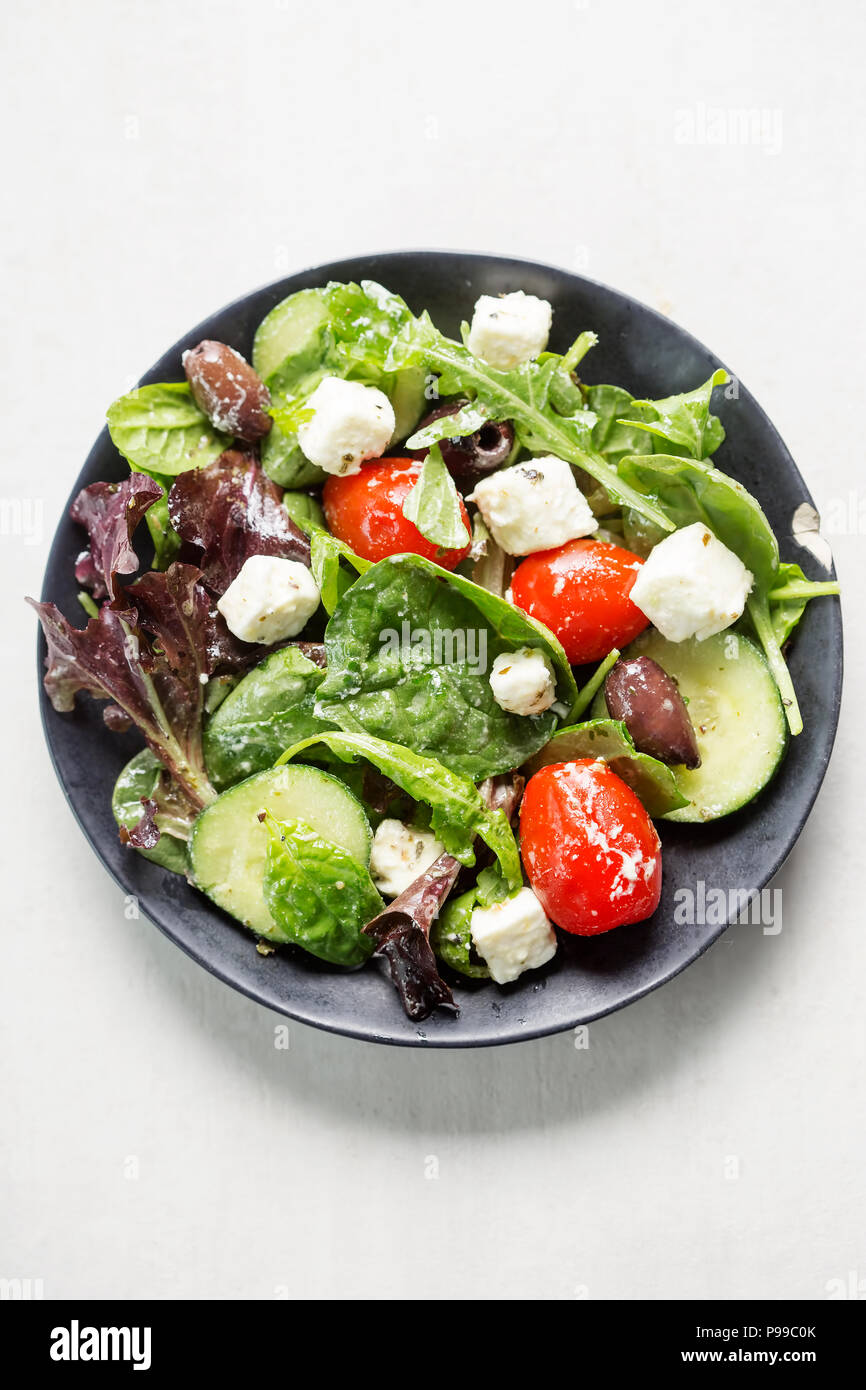 Griechische Feta und Oliven Salat mit Tomaten, Gurken und vinaigrette Dressing Stockfoto