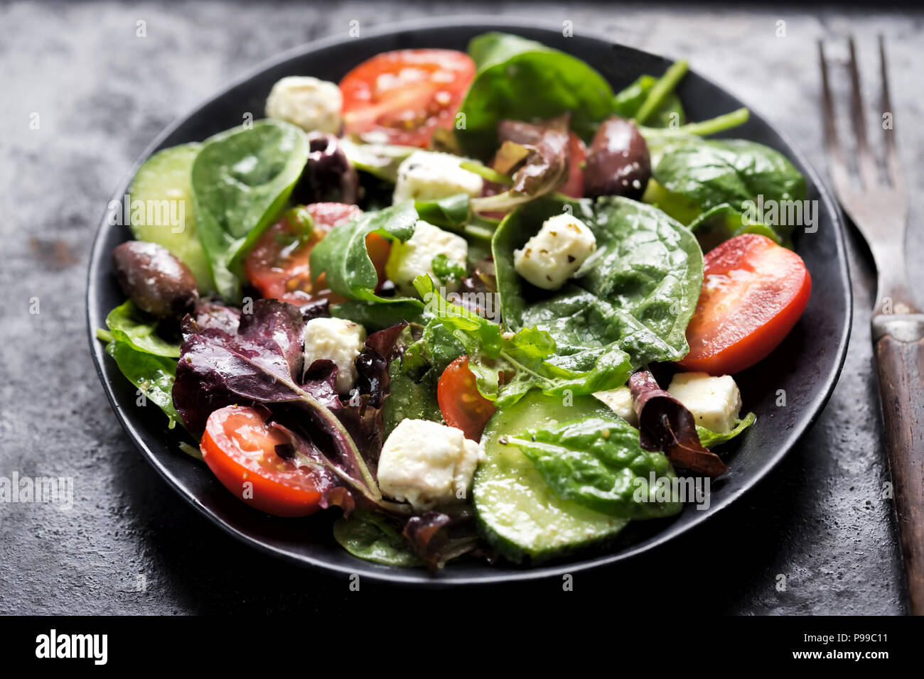 Griechische Feta und Oliven Salat mit Tomaten, Gurken und vinaigrette Dressing Stockfoto