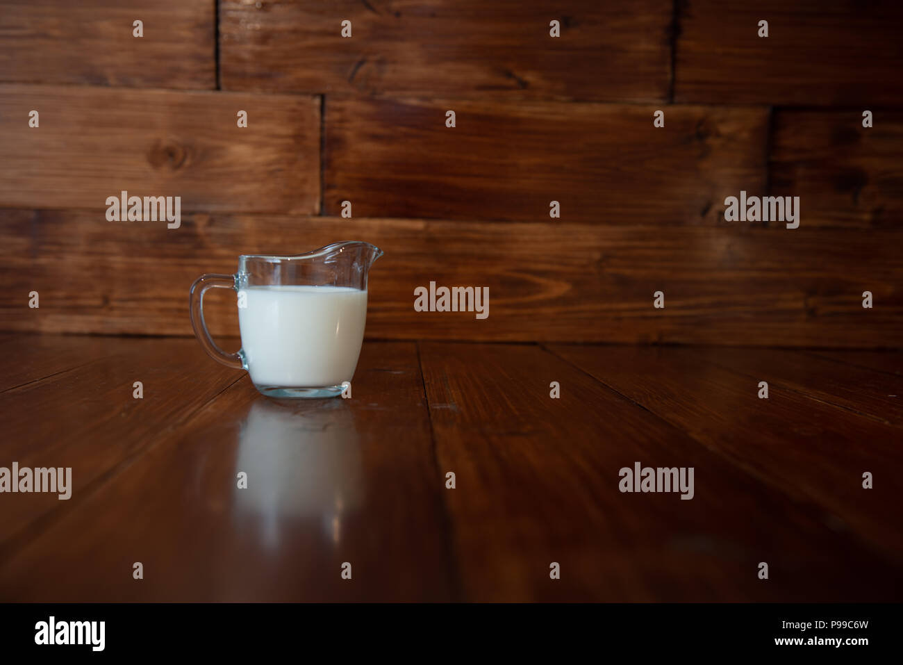 Milch in Glas Milchkännchen Stockfoto