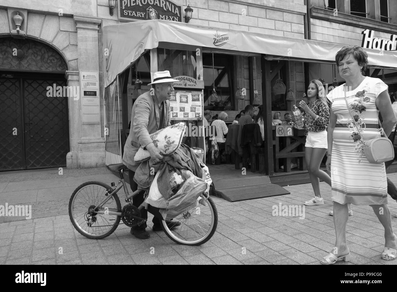 Obdachlose, die in Wrocław Polen Schrott suchen Stockfoto