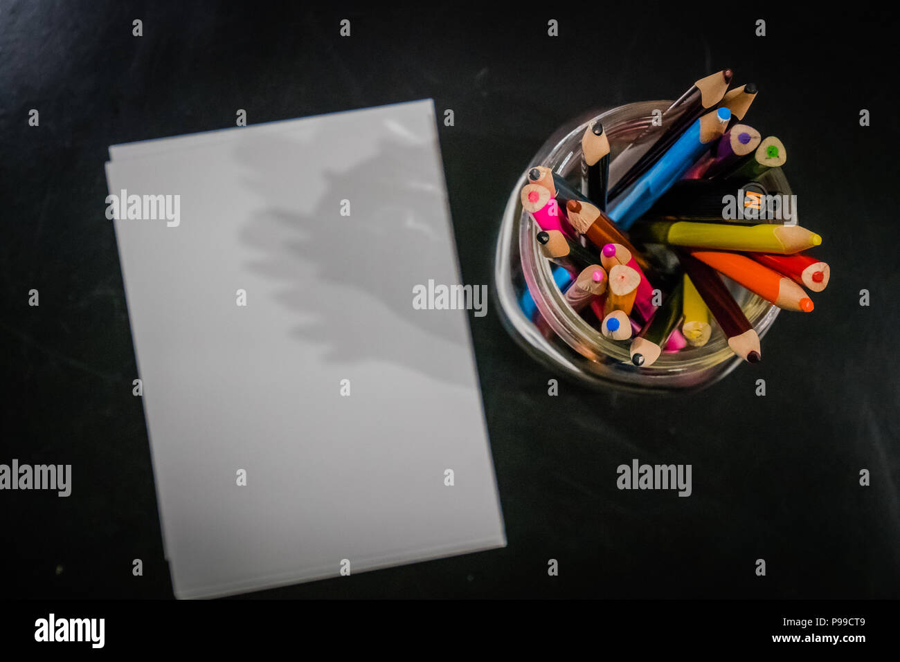 Farbe Bleistift und Papier auf einem Schreibtisch Stockfoto
