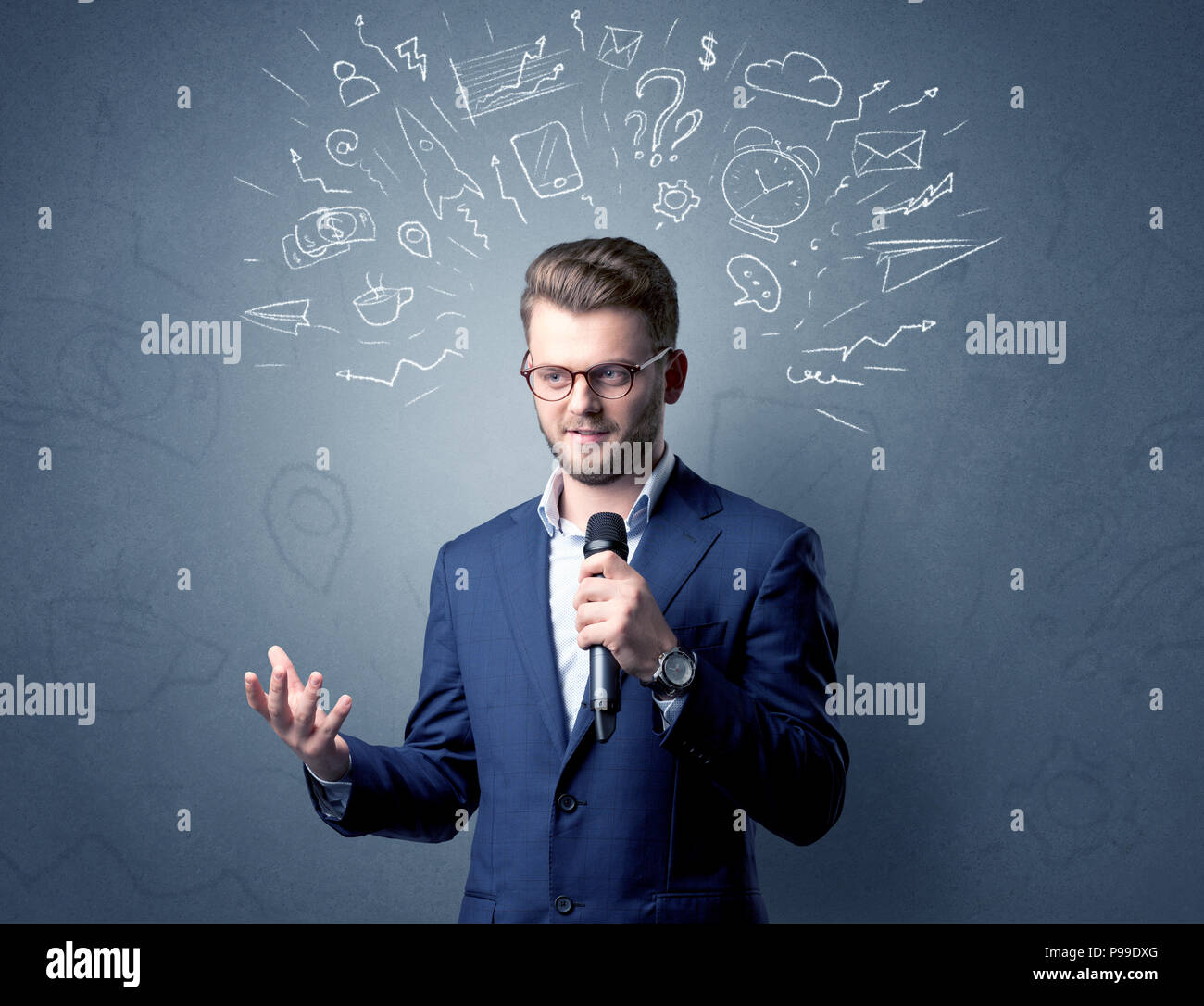 Geschäftsmann sprechen in das Mikrofon mit gemischten Doodles über seinem Kopf Stockfoto