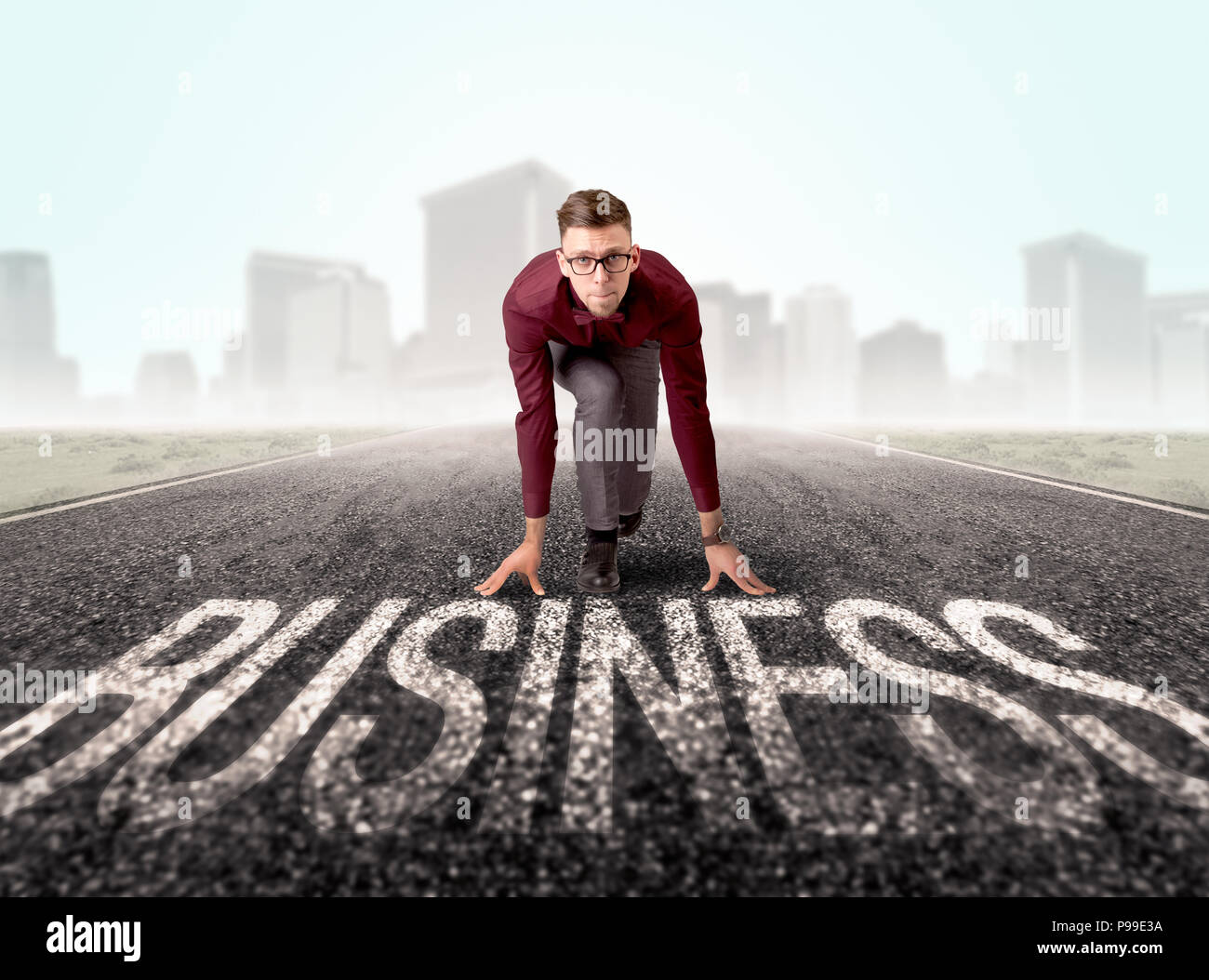 Junge bestimmt Geschäftsmann kniend vor Business text Stockfoto